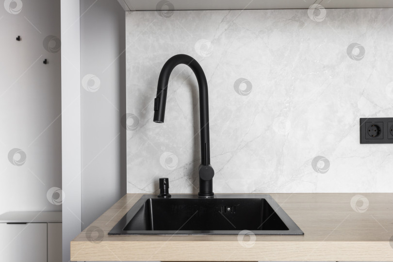 Скачать кухонный смеситель на стильной металлической раковине фотосток Ozero