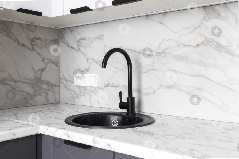 Скачать кухонный смеситель на стильной металлической раковине фотосток Ozero