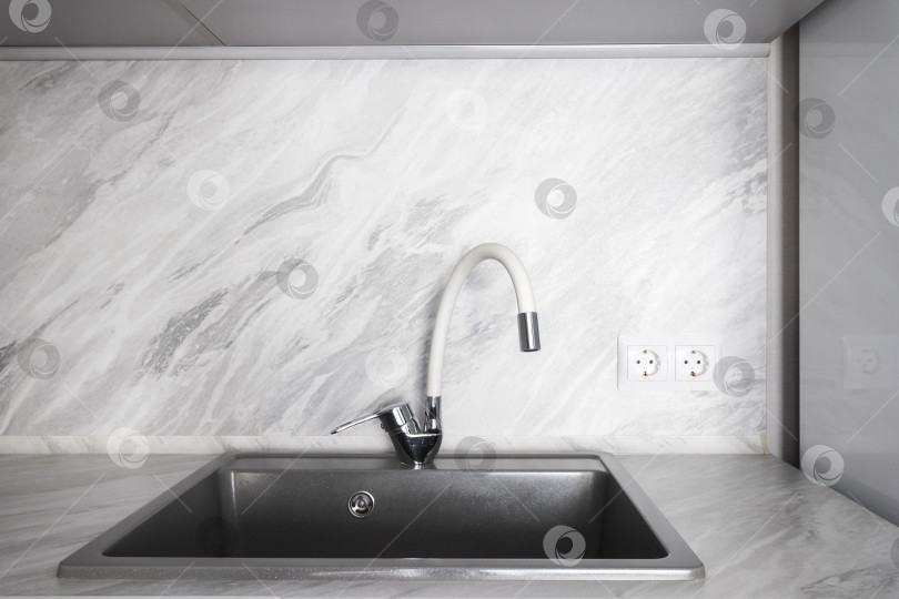 Скачать кухонный смеситель на стильной металлической раковине фотосток Ozero