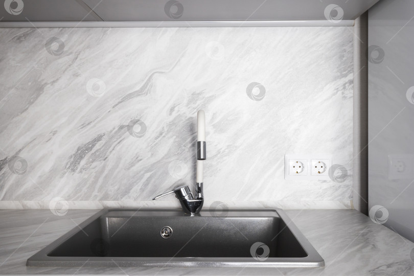 Скачать кухонный смеситель на стильной металлической раковине фотосток Ozero