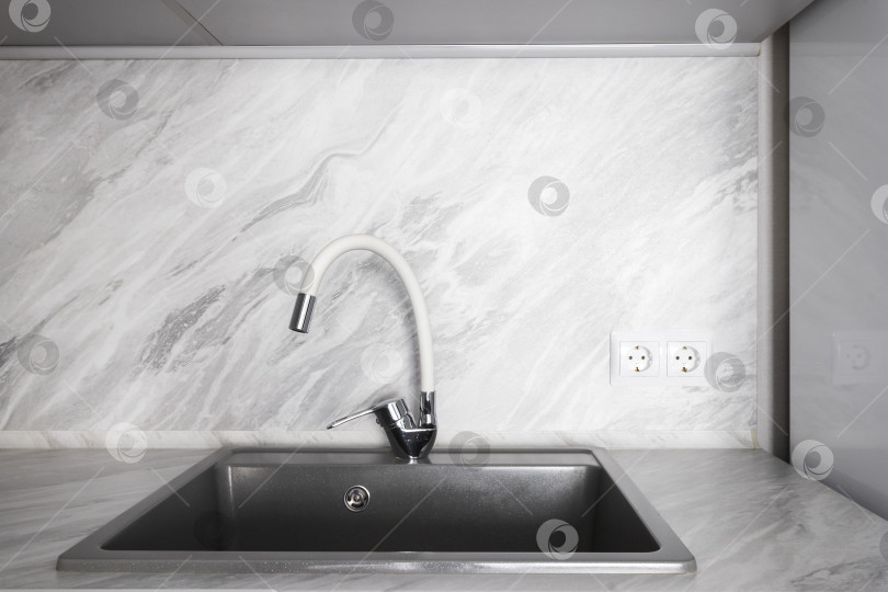 Скачать кухонный смеситель на стильной металлической раковине фотосток Ozero