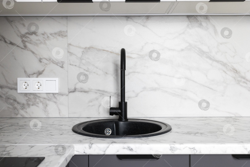 Скачать кухонный смеситель на стильной металлической раковине фотосток Ozero