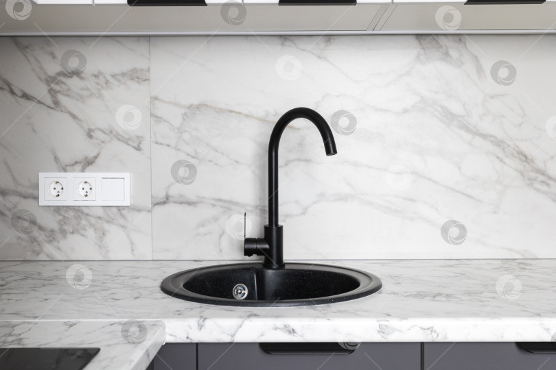 Скачать кухонный смеситель на стильной металлической раковине фотосток Ozero