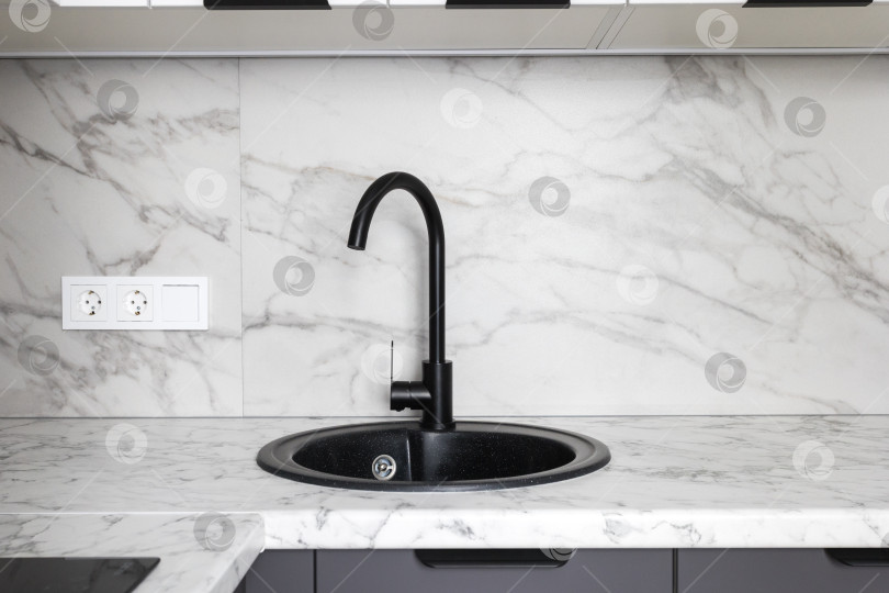 Скачать кухонный смеситель на стильной металлической раковине фотосток Ozero