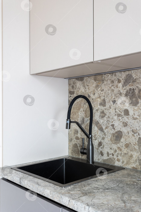 Скачать кухонный смеситель на стильной металлической раковине фотосток Ozero