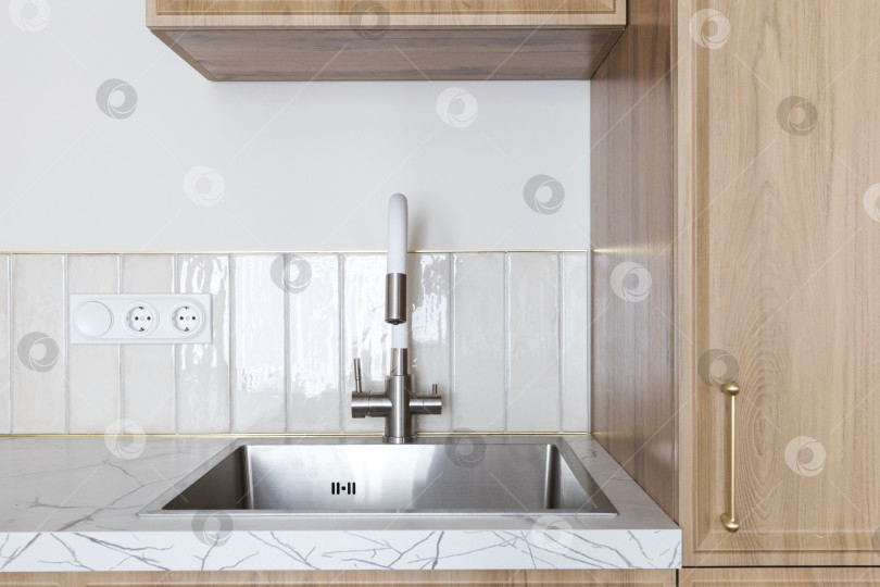 Скачать кухонный смеситель на стильной металлической раковине фотосток Ozero