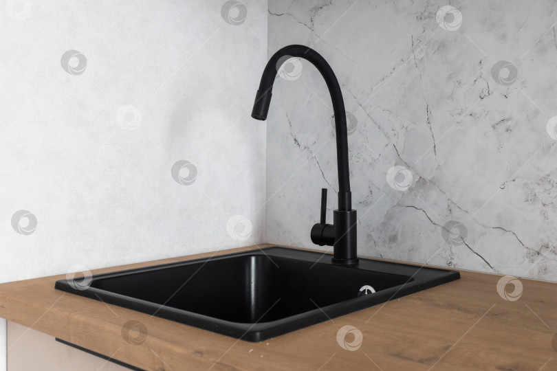 Скачать кухонный смеситель на стильной металлической раковине фотосток Ozero