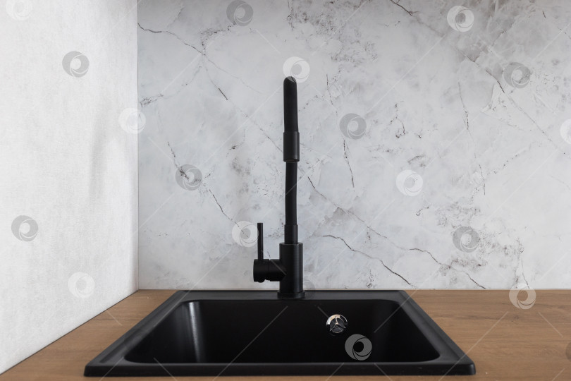 Скачать кухонный смеситель на стильной металлической раковине фотосток Ozero