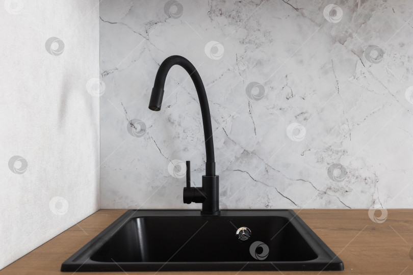 Скачать кухонный смеситель на стильной металлической раковине фотосток Ozero