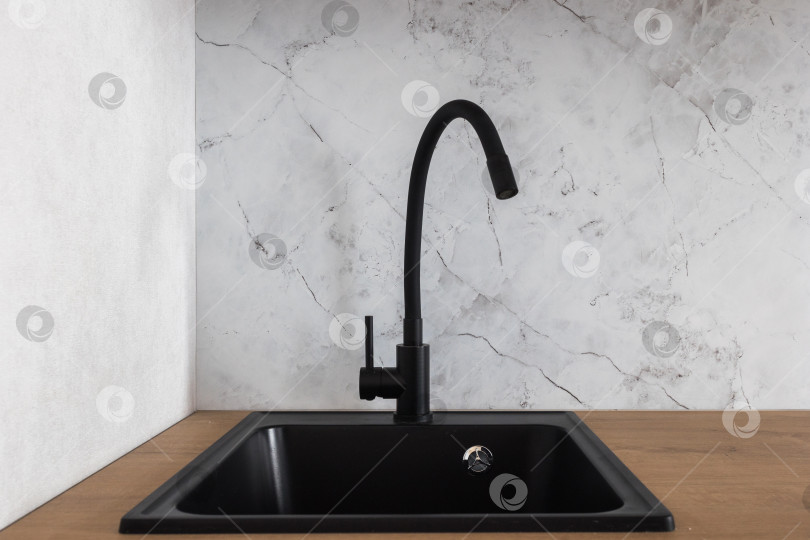 Скачать кухонный смеситель на стильной металлической раковине фотосток Ozero