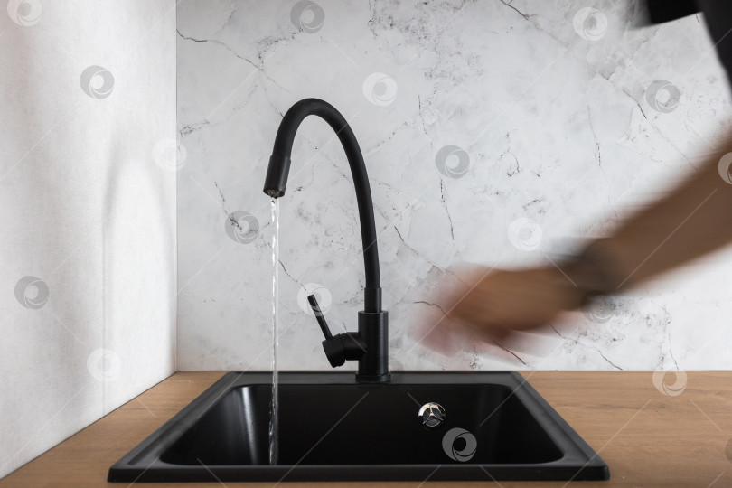 Скачать кухонный смеситель на стильной металлической раковине фотосток Ozero