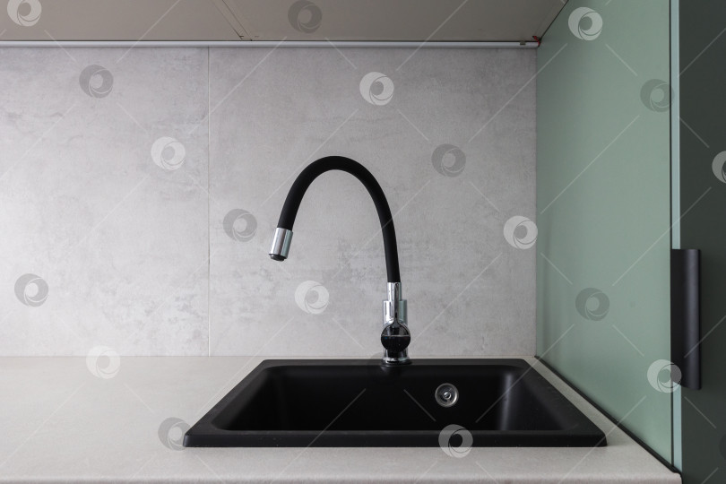 Скачать кухонный смеситель на стильной металлической раковине фотосток Ozero