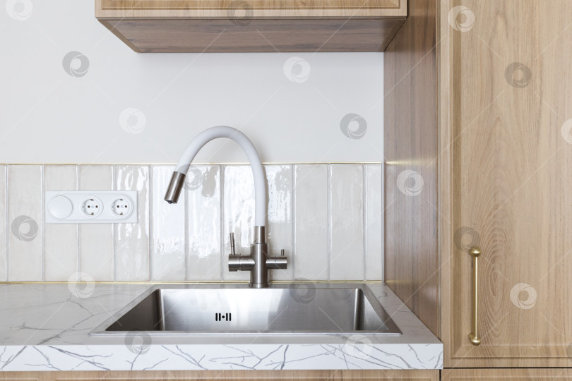 Скачать кухонный смеситель на стильной металлической раковине фотосток Ozero