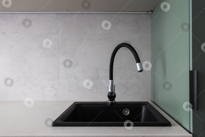 Скачать кухонный смеситель на стильной металлической раковине фотосток Ozero