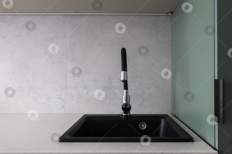 Скачать кухонный смеситель на стильной металлической раковине фотосток Ozero