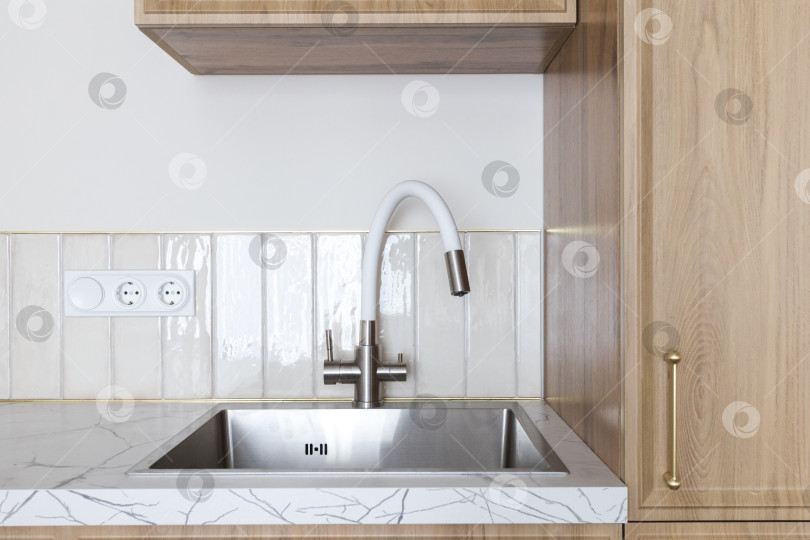 Скачать кухонный смеситель на стильной металлической раковине фотосток Ozero