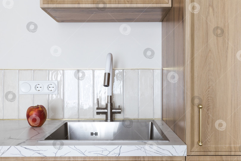 Скачать кухонный смеситель на стильной металлической раковине фотосток Ozero