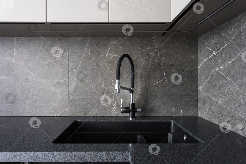 Скачать кухонный смеситель на стильной металлической раковине фотосток Ozero