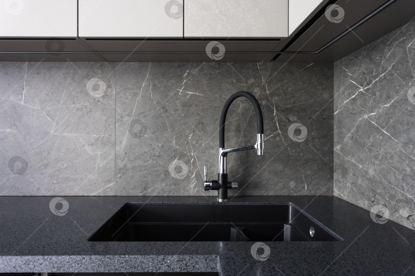 Скачать кухонный смеситель на стильной металлической раковине фотосток Ozero
