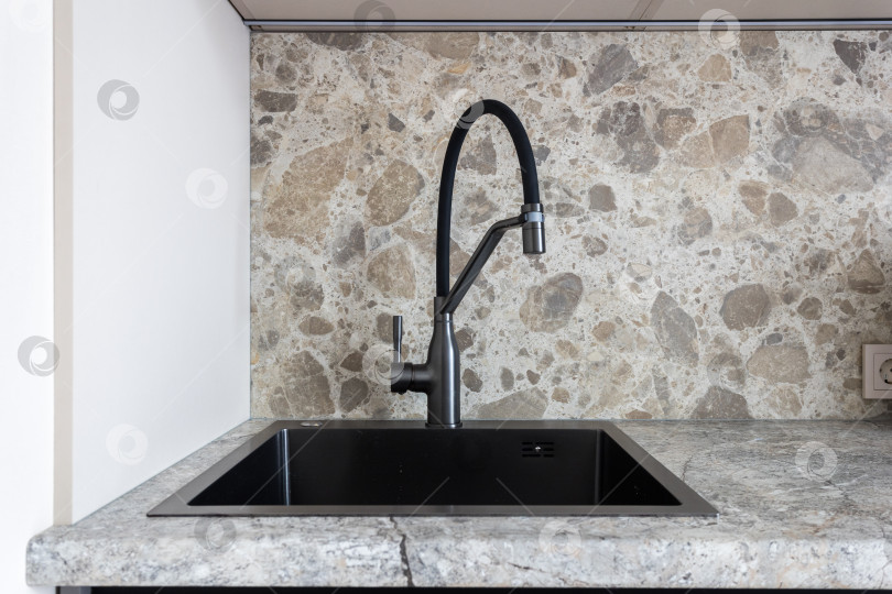 Скачать кухонный смеситель на стильной металлической раковине фотосток Ozero