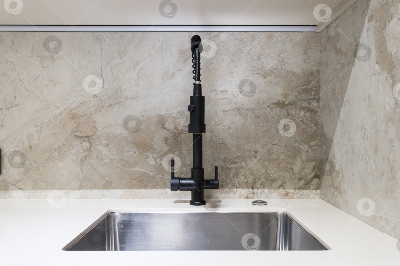 Скачать кухонный смеситель на стильной металлической раковине фотосток Ozero