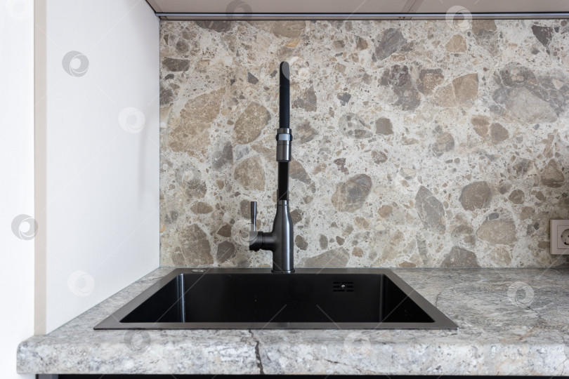 Скачать кухонный смеситель на стильной металлической раковине фотосток Ozero