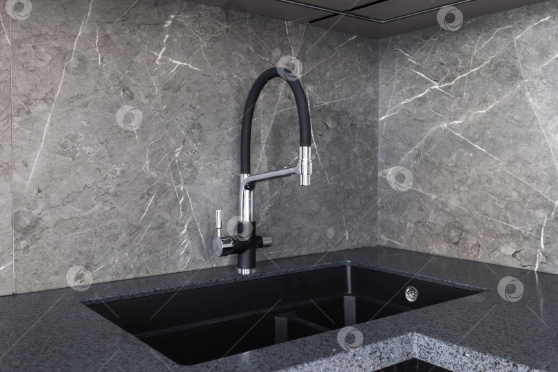 Скачать кухонный смеситель на стильной металлической раковине фотосток Ozero