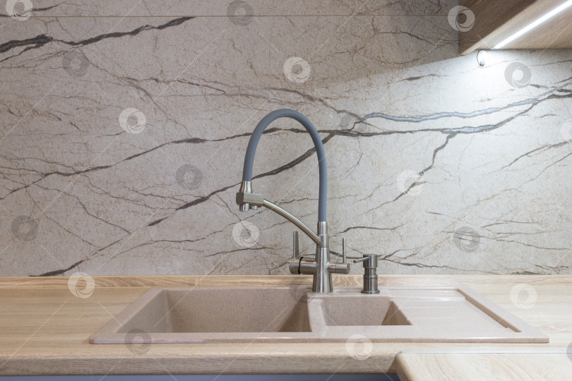 Скачать кухонный смеситель на стильной металлической раковине фотосток Ozero