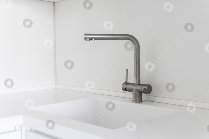 Скачать кухонный смеситель на стильной металлической раковине фотосток Ozero