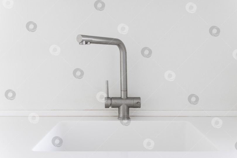 Скачать кухонный смеситель на стильной металлической раковине фотосток Ozero