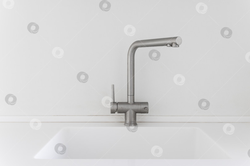 Скачать кухонный смеситель на стильной металлической раковине фотосток Ozero