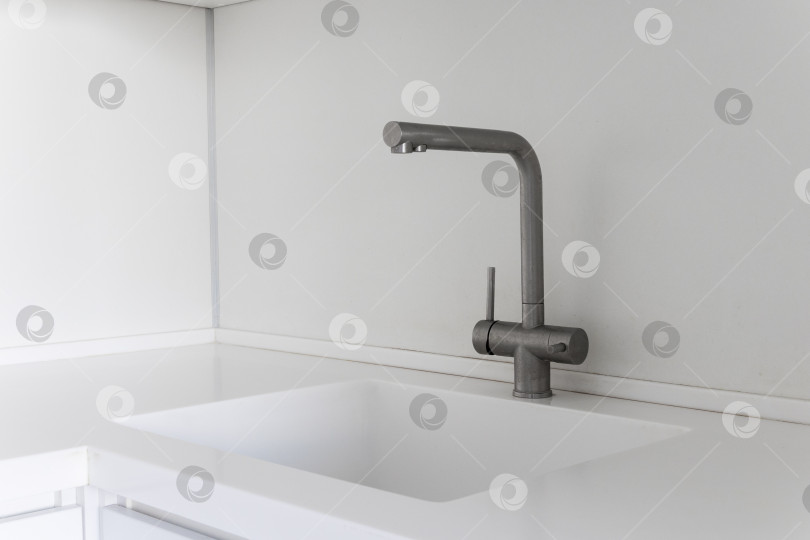 Скачать кухонный смеситель на стильной металлической раковине фотосток Ozero