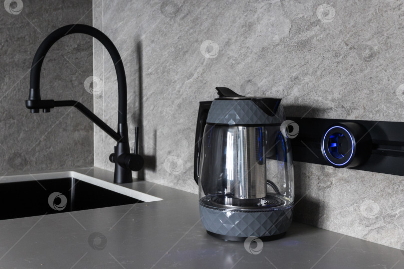 Скачать кухонный смеситель на стильной металлической раковине фотосток Ozero