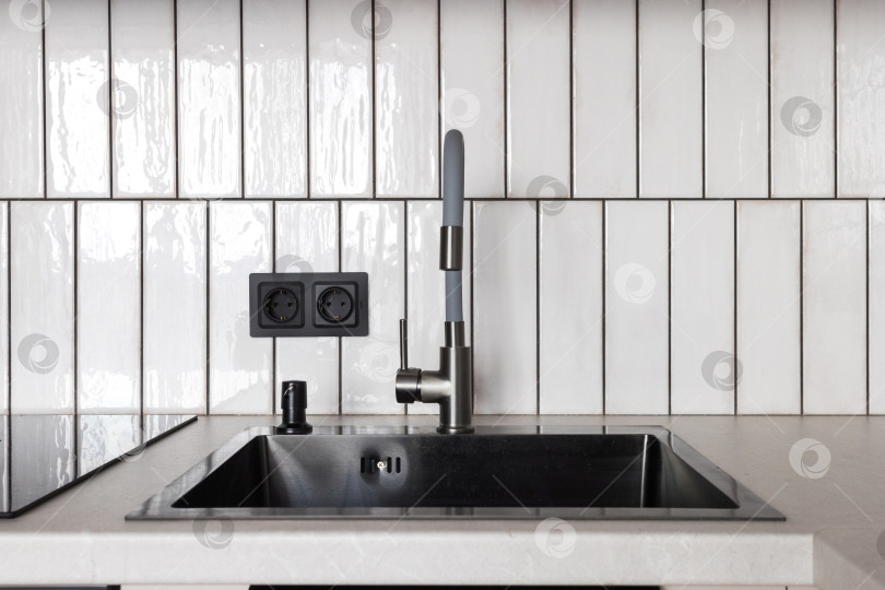 Скачать кухонный смеситель на стильной металлической раковине фотосток Ozero