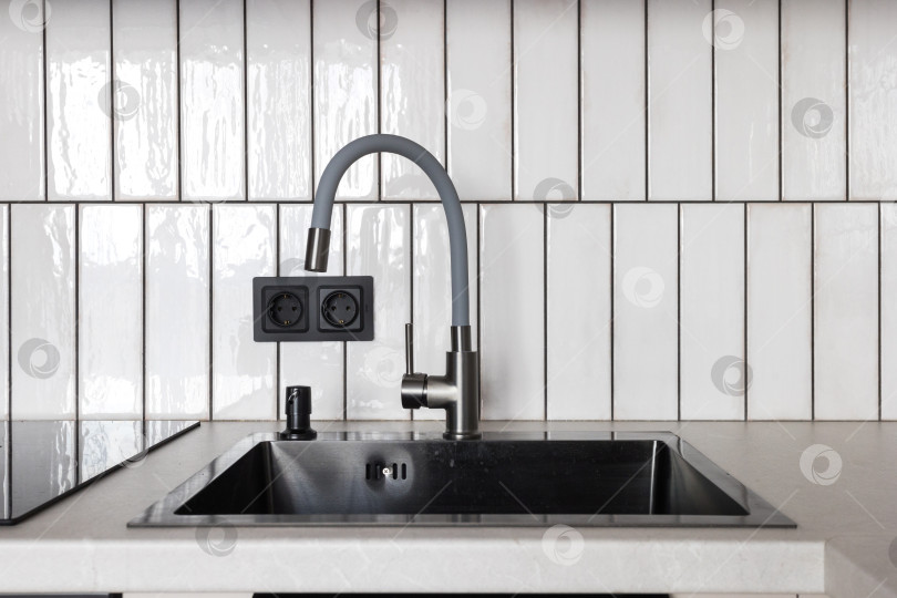 Скачать кухонный смеситель на стильной металлической раковине фотосток Ozero