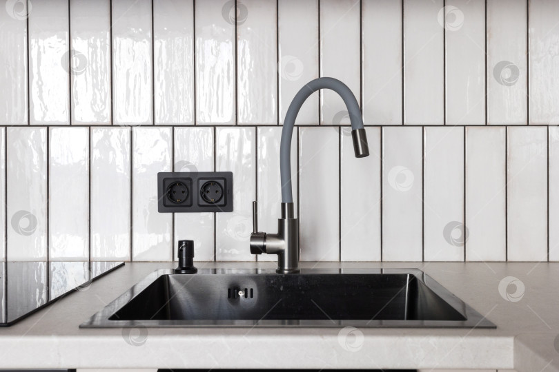 Скачать кухонный смеситель на стильной металлической раковине фотосток Ozero