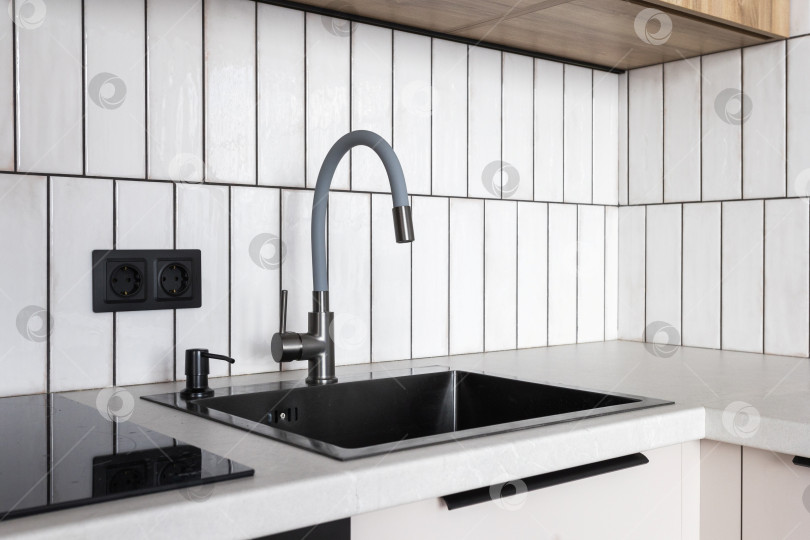 Скачать кухонный смеситель на стильной металлической раковине фотосток Ozero