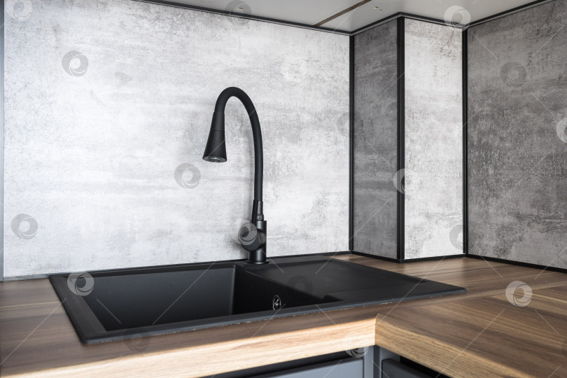 Скачать кухонный смеситель на стильной металлической раковине фотосток Ozero