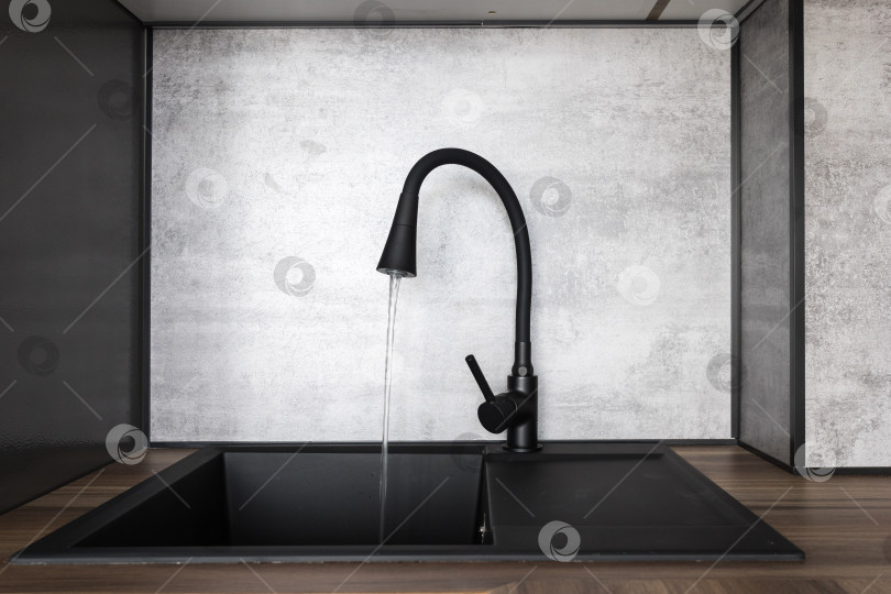 Скачать кухонный смеситель на стильной металлической раковине фотосток Ozero