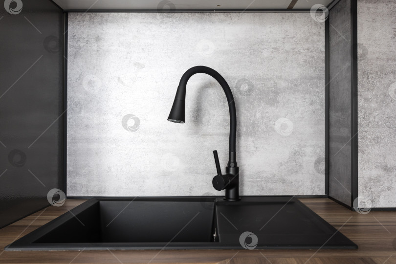 Скачать кухонный смеситель на стильной металлической раковине фотосток Ozero