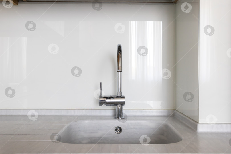 Скачать кухонный смеситель на стильной металлической раковине фотосток Ozero