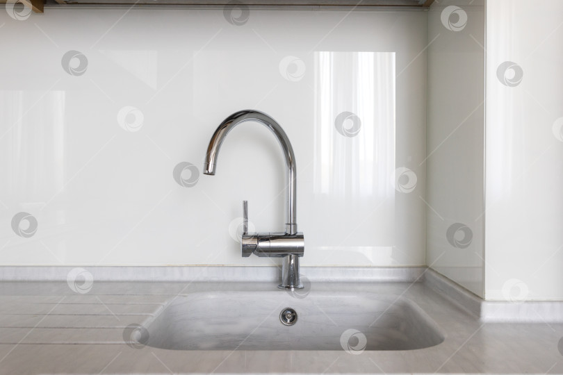 Скачать кухонный смеситель на стильной металлической раковине фотосток Ozero