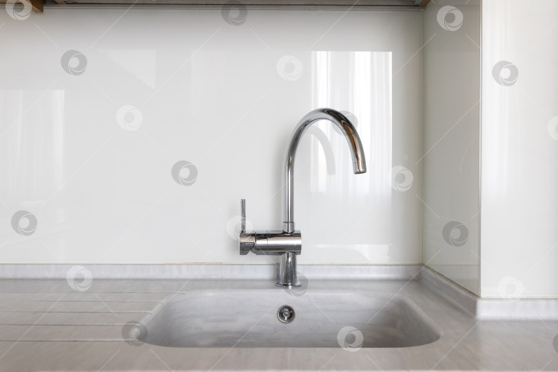 Скачать кухонный смеситель на стильной металлической раковине фотосток Ozero