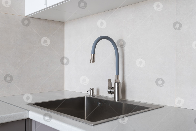 Скачать кухонный смеситель на стильной металлической раковине фотосток Ozero