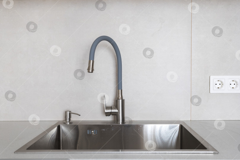 Скачать кухонный смеситель на стильной металлической раковине фотосток Ozero