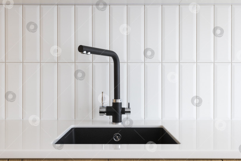 Скачать кухонный смеситель на стильной металлической раковине фотосток Ozero