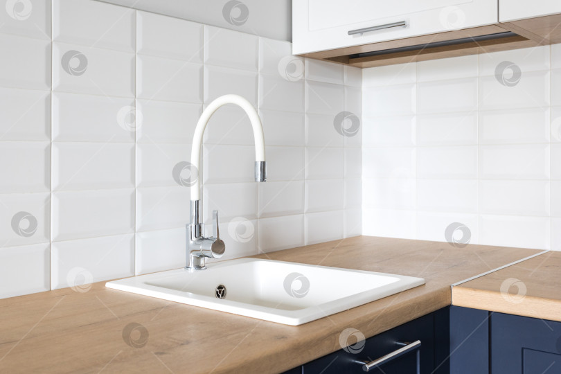 Скачать кухонный смеситель на стильной металлической раковине фотосток Ozero