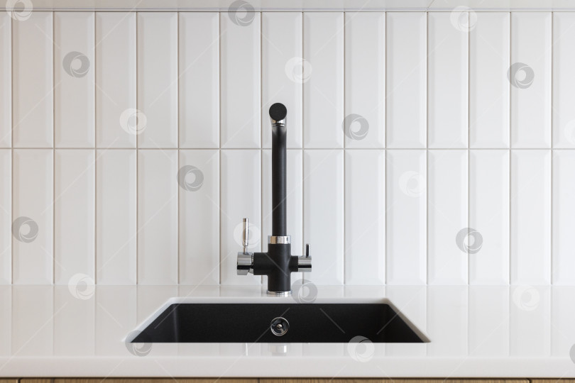 Скачать кухонный смеситель на стильной металлической раковине фотосток Ozero