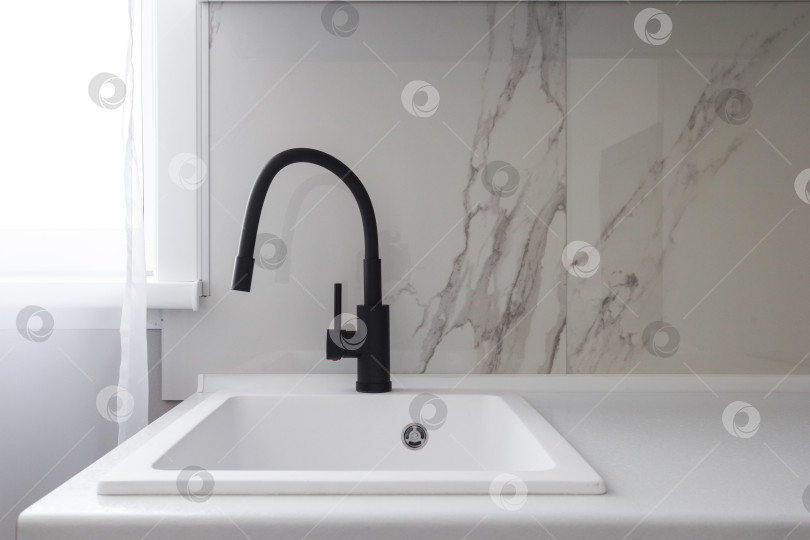 Скачать кухонный смеситель на стильной металлической раковине фотосток Ozero