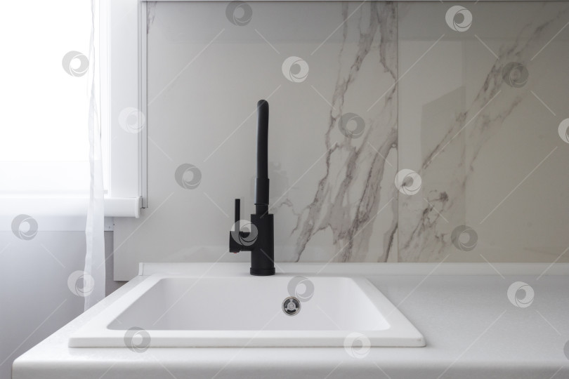 Скачать кухонный смеситель на стильной металлической раковине фотосток Ozero